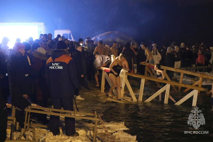 Жителям Хакасии напомнили правила безопасного купания в Крещенскую ночь